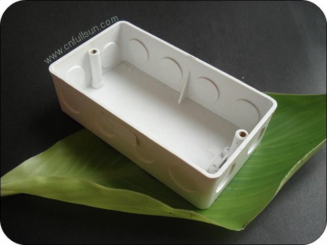 "Double Gang" PVC jungiklio dėžutė su žalvario riešutais