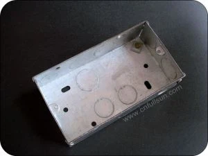 Dvigubos gaujos įleidžiamas elektros dėžutė